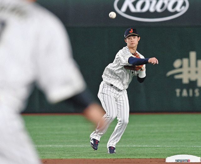 侍・遊撃の中野拓夢まさかの悪送球で阪神・岡田監督の二塁コンバートが