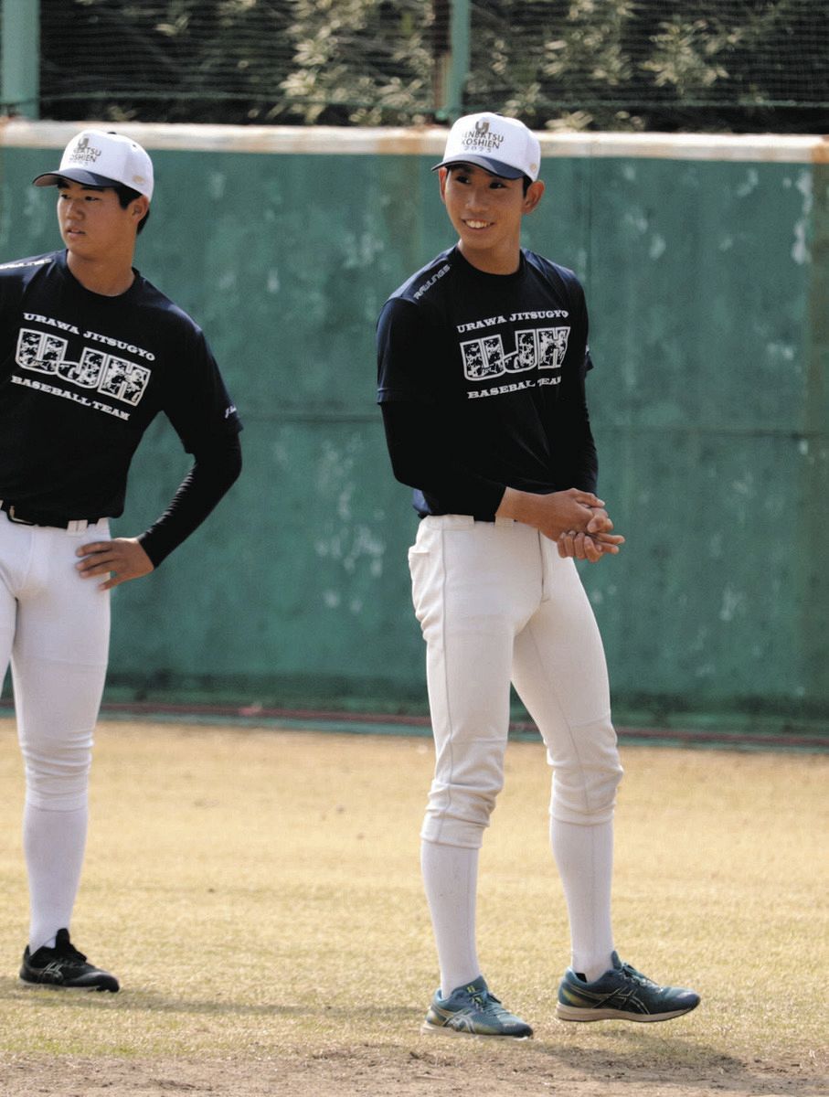 準決勝に向けて軽く体を動かした浦和実の石戸颯汰投手