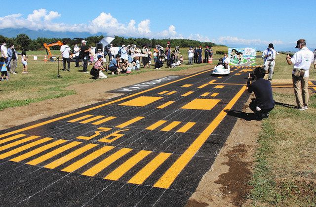 ミニ滑走路が開港 親子ら 離陸初め 信州スカイパーク 中日新聞web