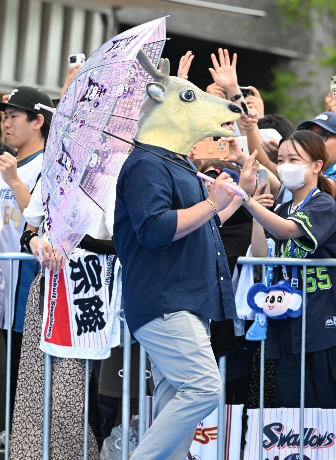 ◇ソフトバンク・山川は鹿のかぶりもの…オールスター「ブルー