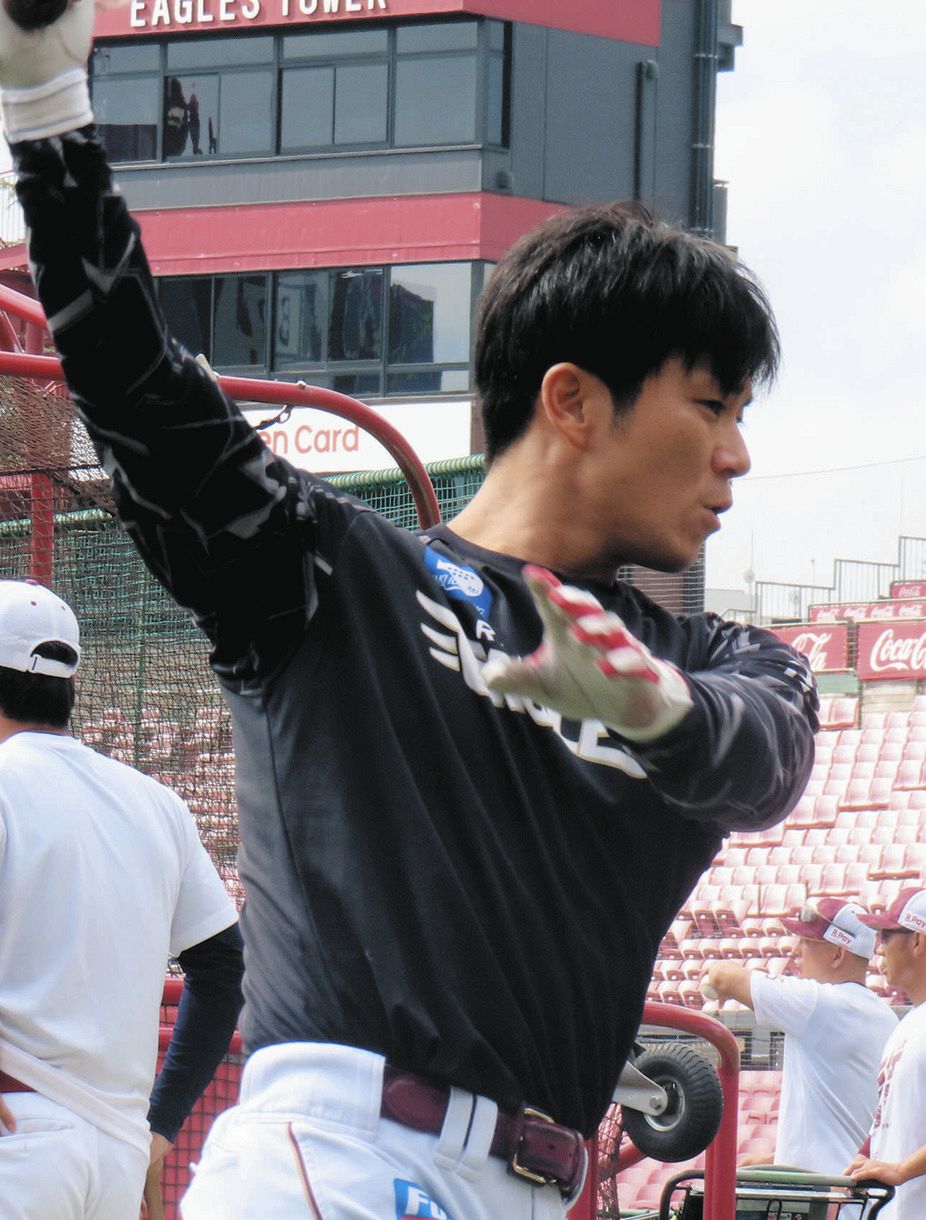 楽天・岡島豪郎、8回に代打で出場し今季初安打 現役引退、目に涙を