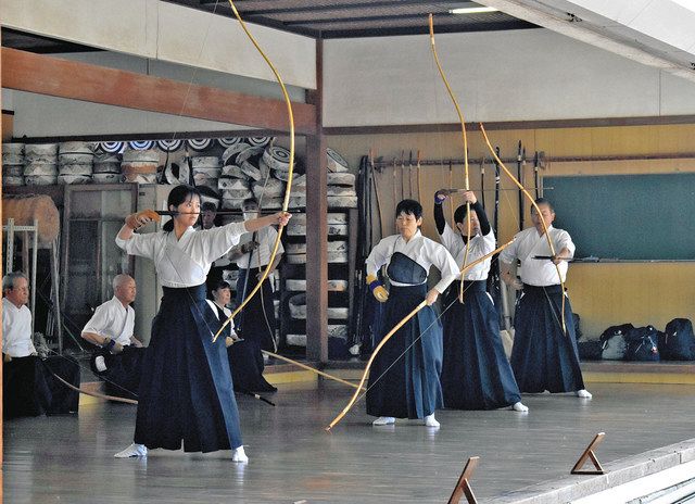 狙うは図星、的に精神集中 松本・護国神社で奉納弓道大会：中日新聞Web
