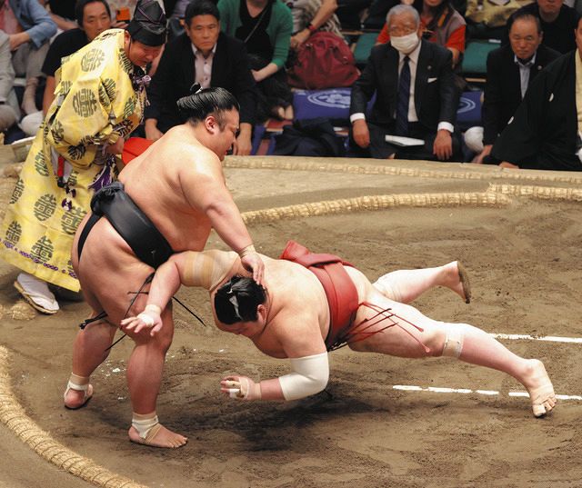 優勝決定戦で、熱海富士（右）をはたき込みで下す貴景勝