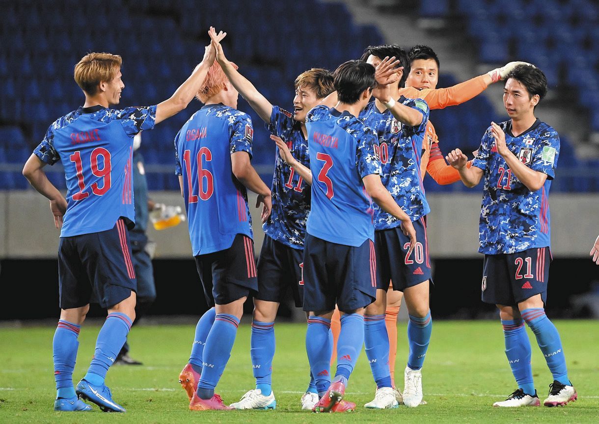 パナソニックスタジアム吹田で行われたW杯アジア2次予選、キルギス戦に快勝した日本イレブン＝6月15日