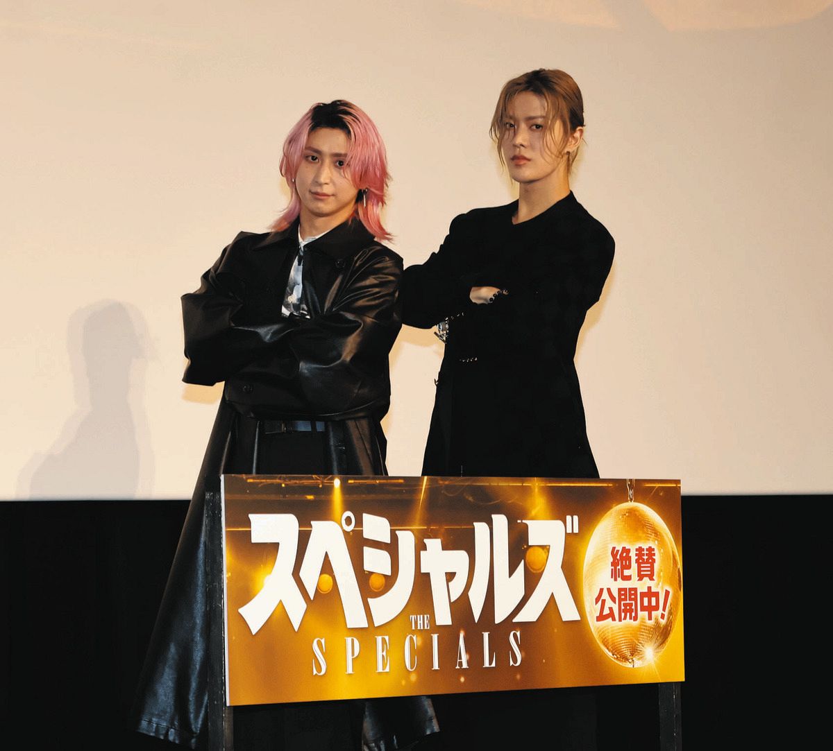 佐久間大介、主演映画舞台あいさつで中本悠太と仲良しトーク