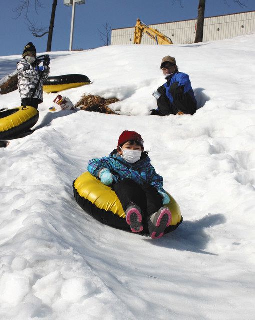 そり滑り、雪像作り 児童が雪遊び交流 県砺波青少年自然の家：北陸中日新聞Web