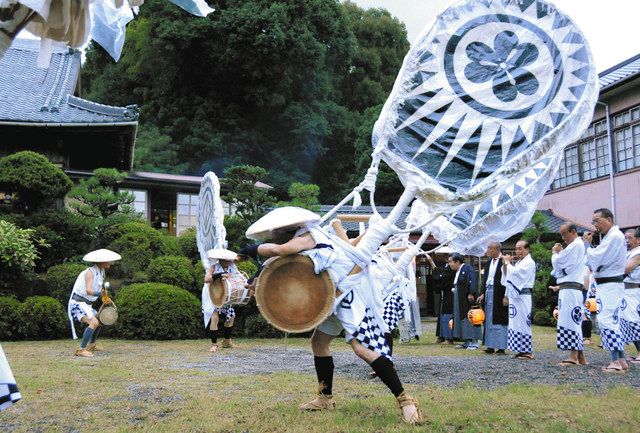 大うちわと太鼓の重さに耐えて踊りを披露する男衆＝新城市の泉昌寺で
