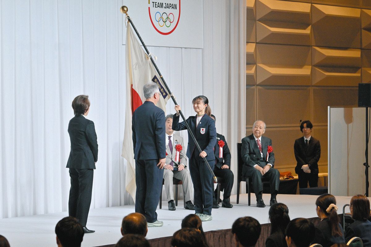 冬季五輪、日本選手団が解団式 坂本花織が団旗を返還、りくりゅう三浦璃来、木原龍一ら出席