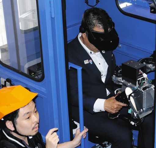 高所作業用ロボ、三日月知事が「人機一体」体験 滋賀・草津の先進技術