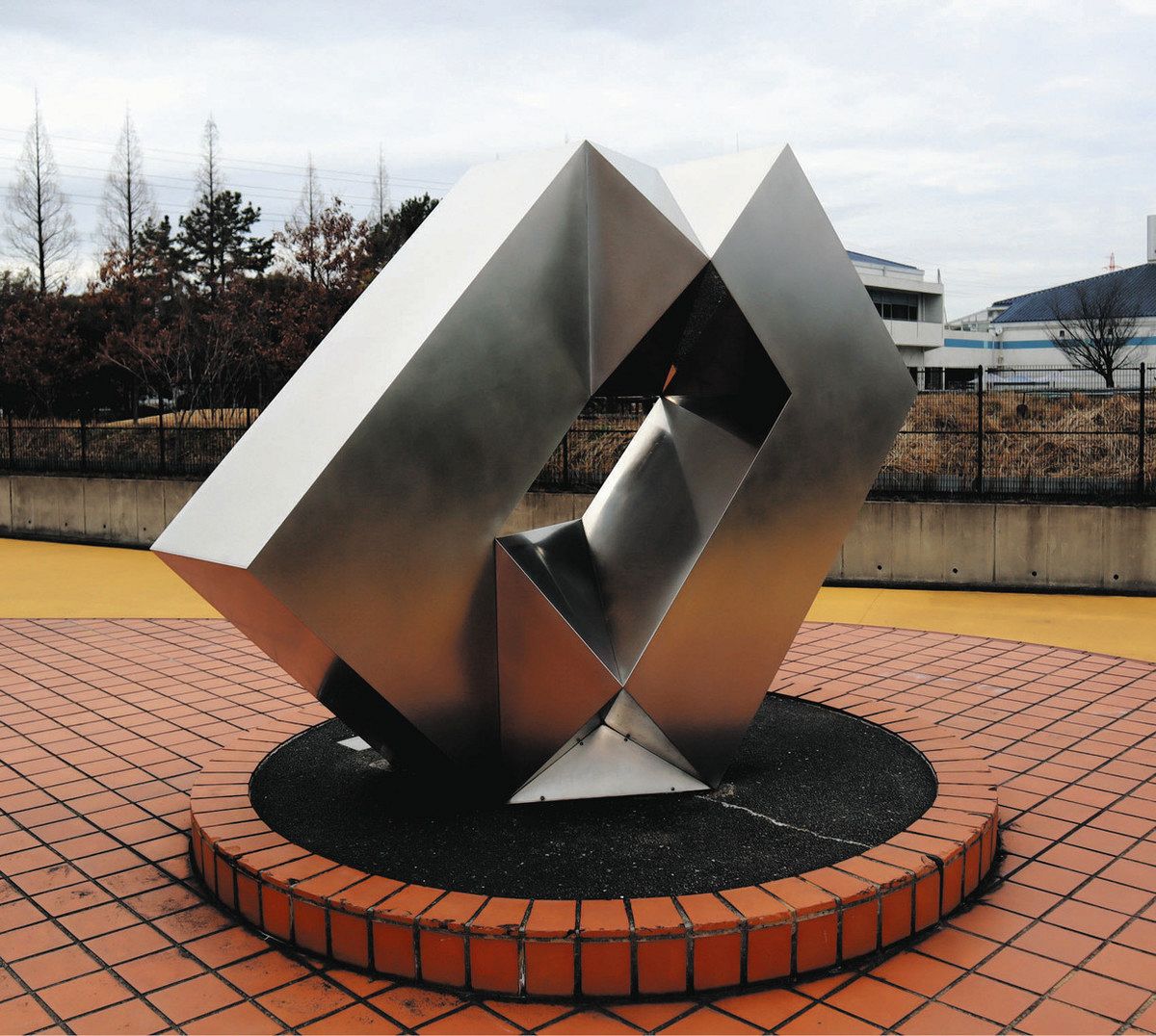 彫刻された石の本立 バラの立体彫刻を施した桜御影の洋型墓石を建立！取手市龍禅寺様