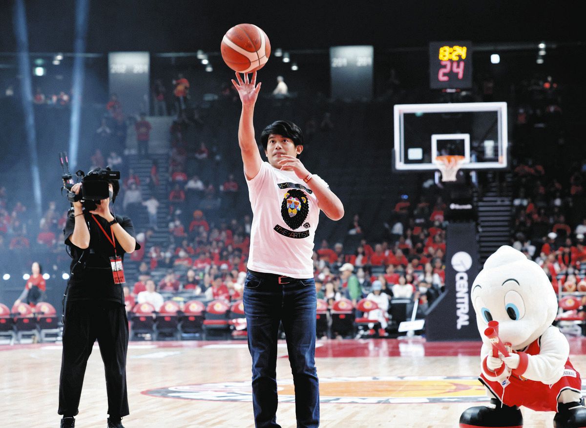 名古屋D、フィギュア元日本代表の小塚崇彦さんが来場しフリースローに 