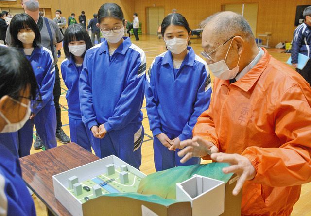 土石流を学び段ボールベッド作りも 泰阜で子どもら防災体験学習：中日