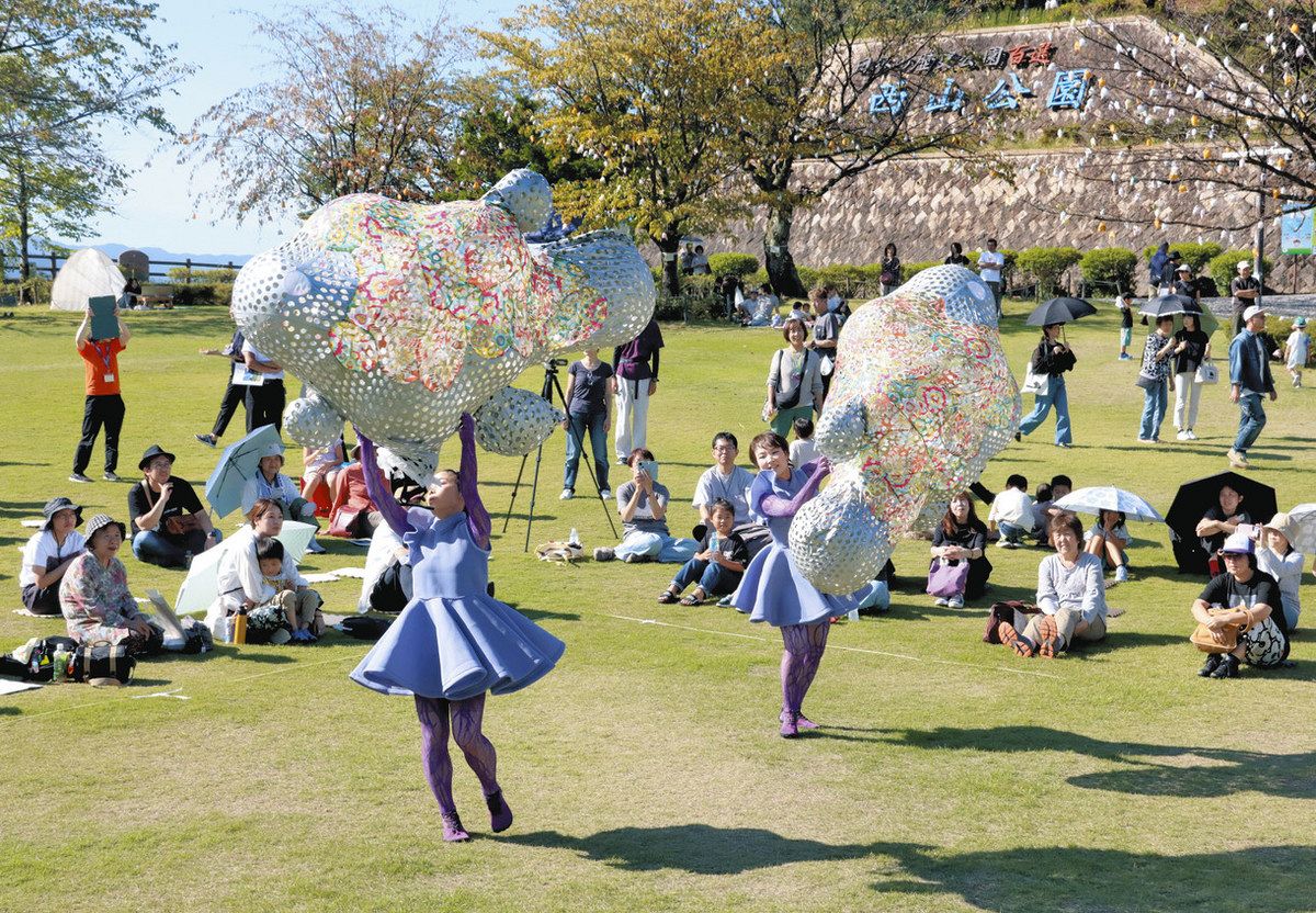ユニークな衣装 ダンスで海表現 鯖江・西山公園で芸術祭：日刊県民福井Web