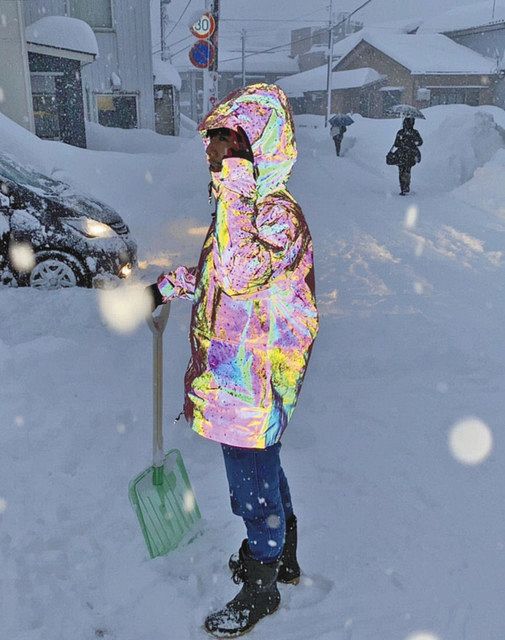 虹色の反射材 注文が殺到 福井の製造販売 丸仁 中日新聞web