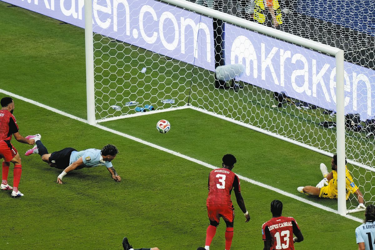 ウルグアイの選手は「やさしい？」「したたか？」カボベルデの選手が足