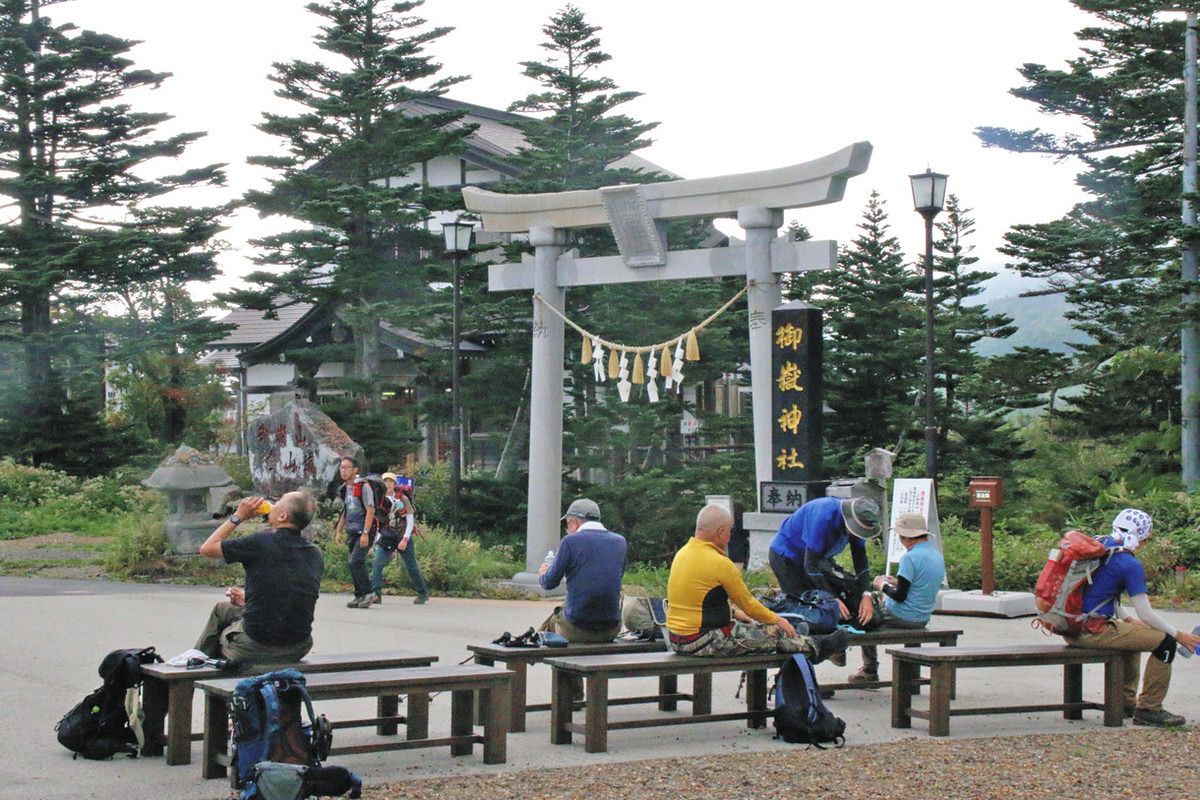 噴火10年の御嶽山、登山道に賑わい再来 規制緩和で回復傾向：中