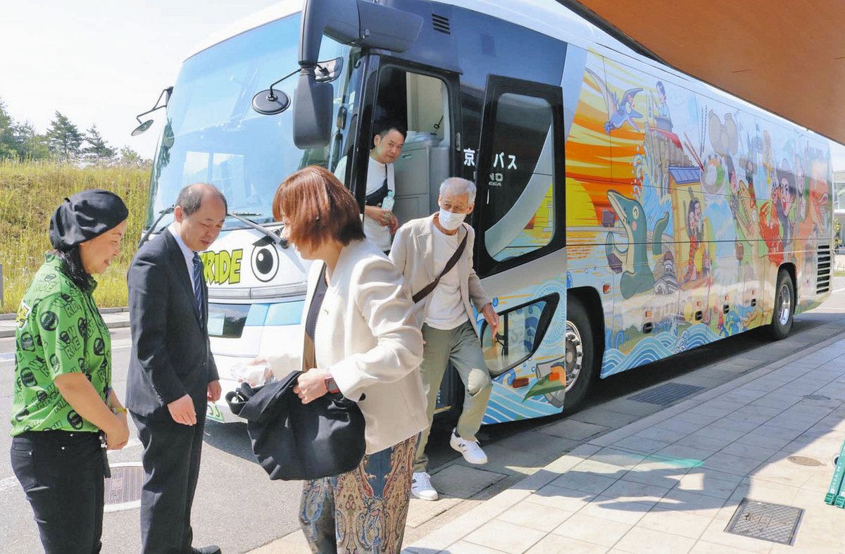 XRバス「迫力の映像」 福井駅発、運行開始 恐竜博物館行き人気：日刊