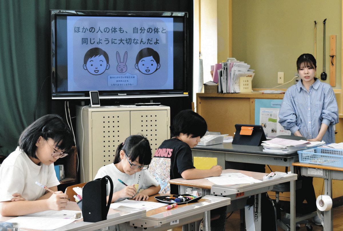 「生命の安全教育」の教材を使い、体と心の守り方について学ぶ児童ら＝津市榊原小で

