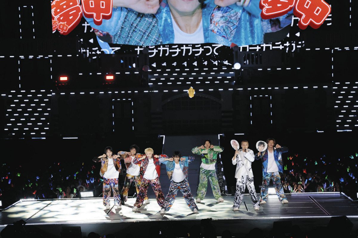 「超特急」の（左から）マサヒロ、ハル、ユーキ、アロハ、タクヤ、（シューヤのうちわを持つ）タカシ、（リョウガのうちわを持つ）カイ