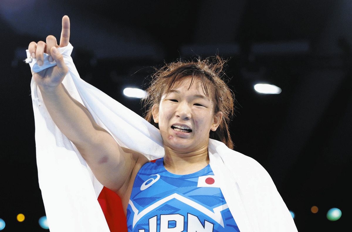 レスリング元木咲良は不慣れな足取りでウイニングランを見せた
