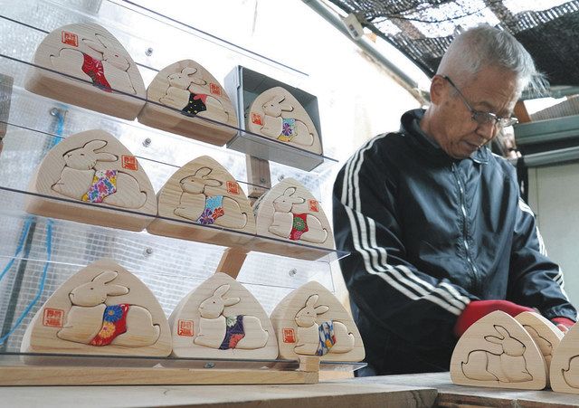 来年の干支ウサギ愛らしく 南木曽の佐藤さん、置物作り：中日新聞Web