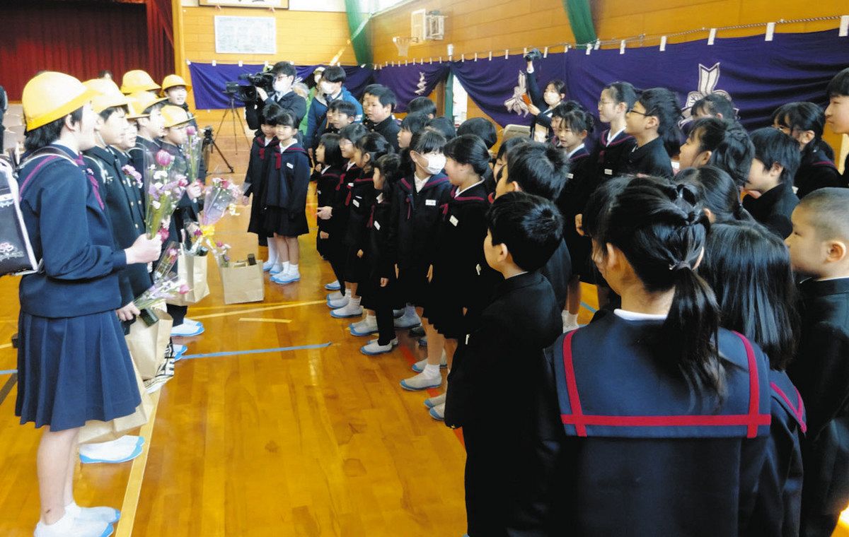 西荒屋小体育館で開かれた卒業式＝同年3月14日（同小提供）