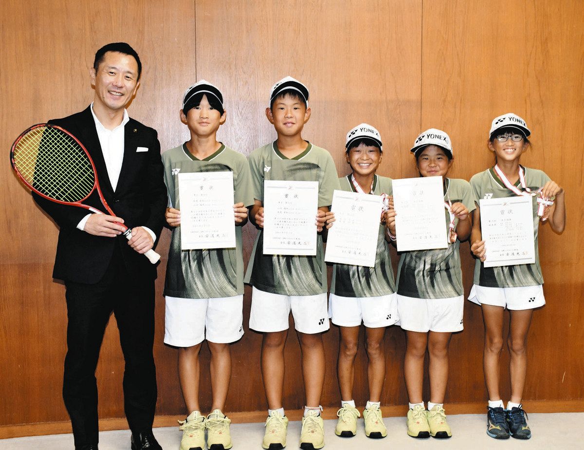 高木市長（左）に結果を報告した（右から）大矢さん、山田鈴乃さん、渡辺さん、山田陽也さん、高尾さん＝多治見市役所で
