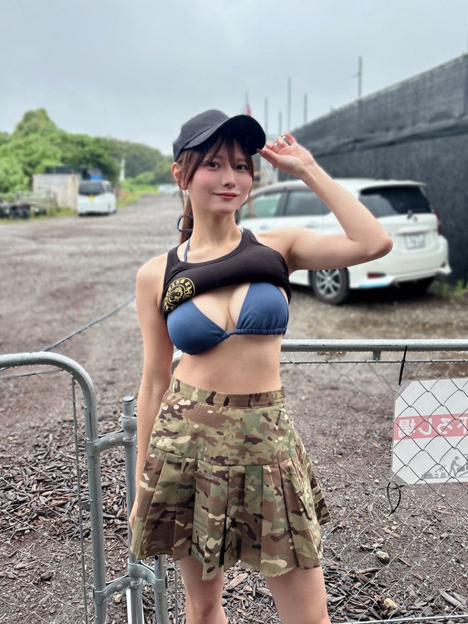 『武装水着チェキ会』に出演したグラビアアイドル・篠宮なほ（本人のXより）