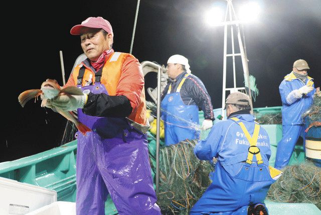 漁師の小野春雄さん（左）。「トリチウムを海に流せば、魚は売れなくなる。説明が足りない」と話す＝福島県新地町の釣師浜漁港沖で 