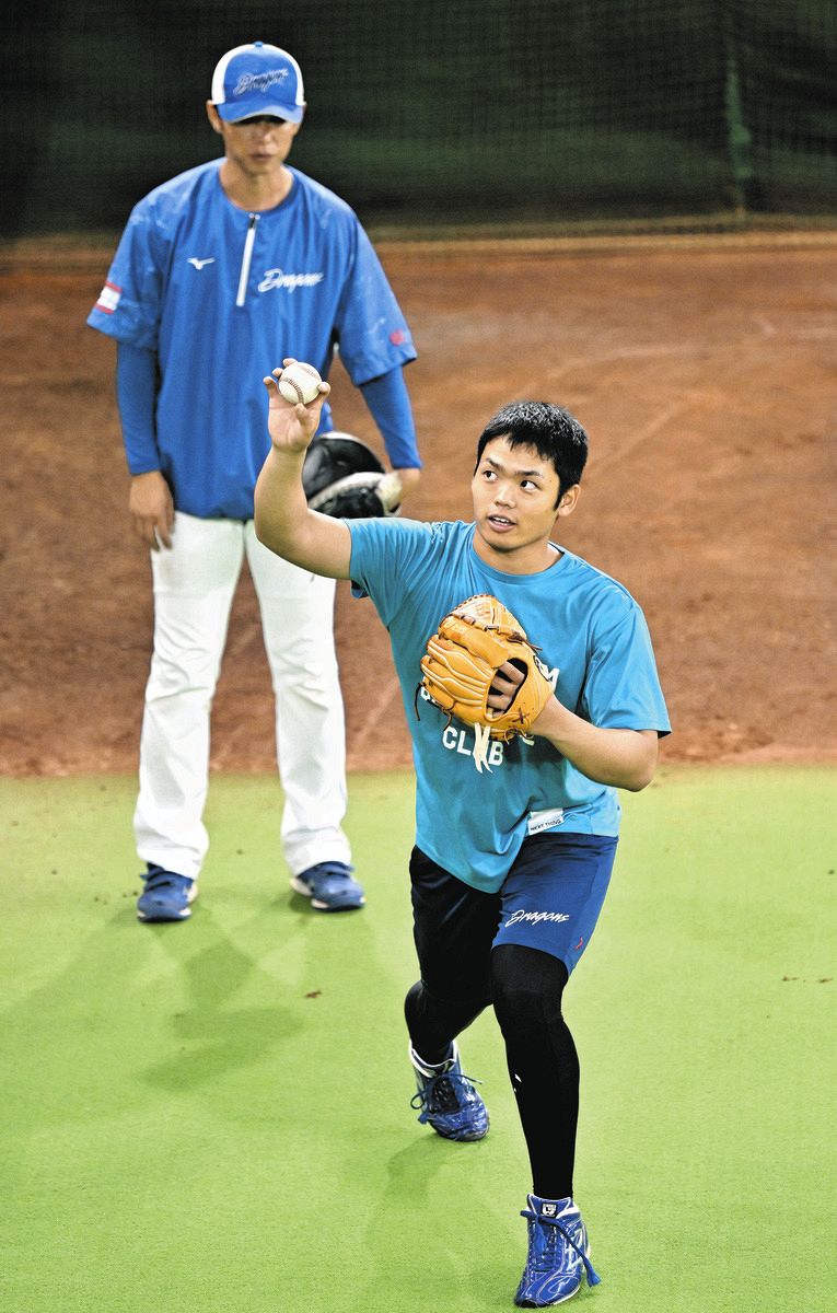 ◇浅尾拓也コーチ、根尾昂の投球フォームをチェック【写真】：中日スポーツ・東京中日スポーツ