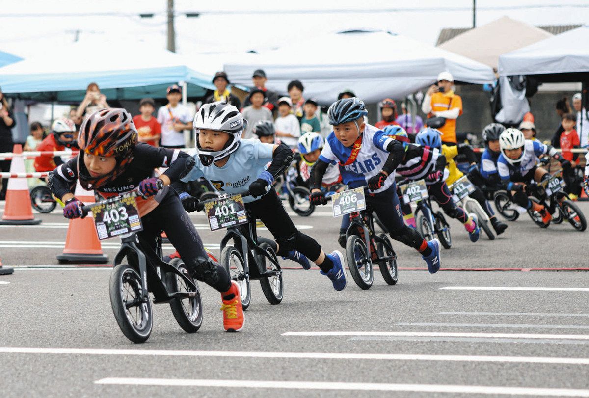 力いっぱい蹴って一番乗り 大口でランバイク全国大会：中日新聞Web