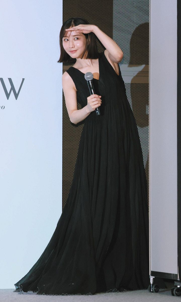 ◇田中みな実、探すようなポーズ「交際は順調ですか？」の質問に【写真  