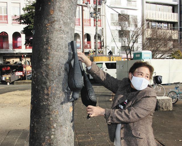 カラス退散 模型大作戦 名古屋 池田公園周辺に住民設置 中日新聞web