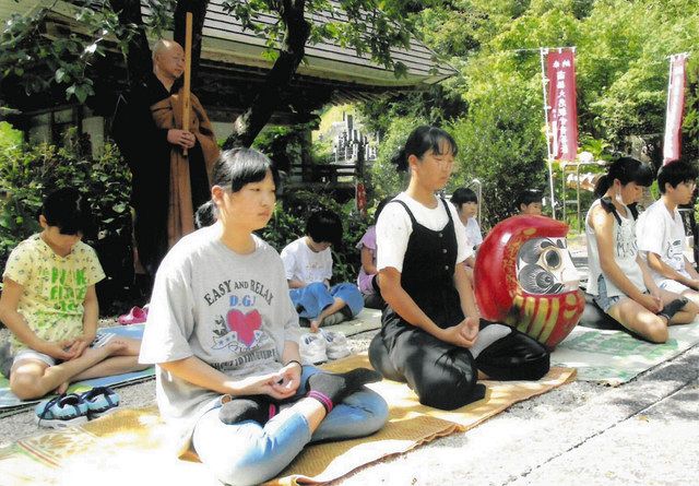 だるまと一緒に木陰で精神統一 恵那・林昌寺で小中生が座禅体験：中日