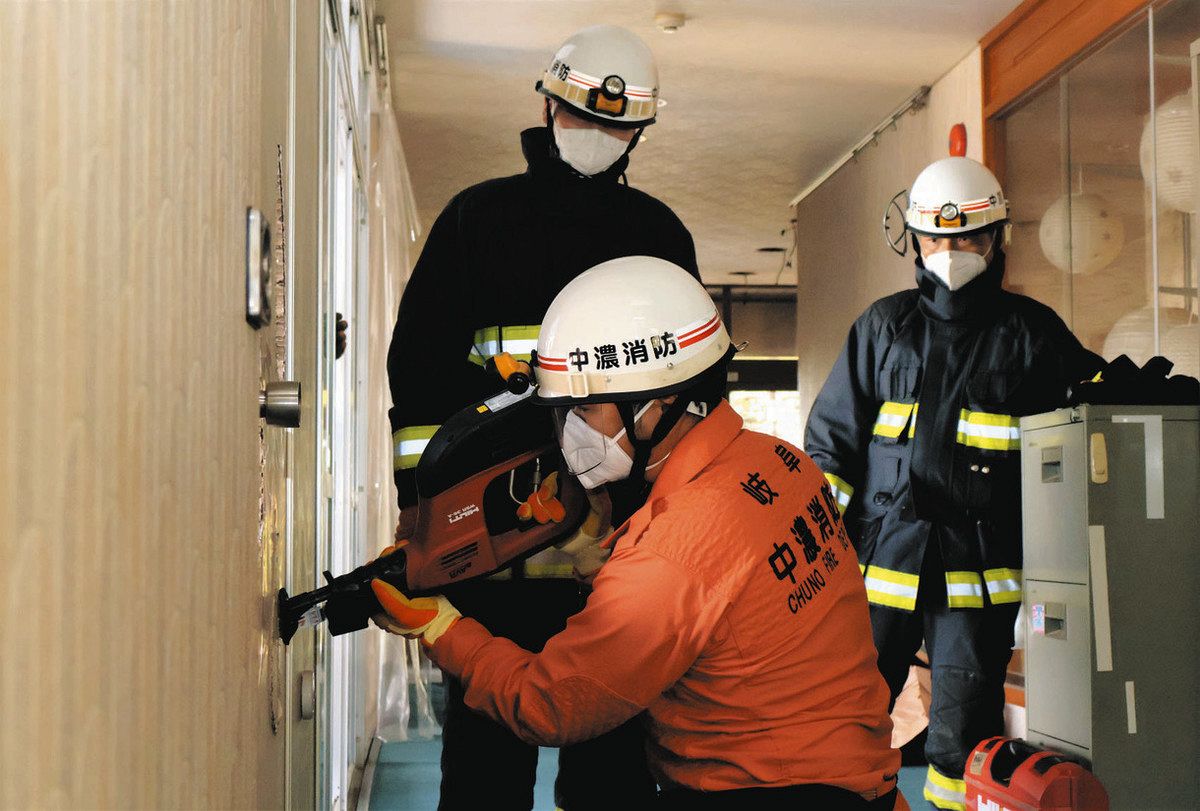 ドアや壁を道具で壊して救助訓練 美濃消防署が廃施設を活用：中日新聞Web
