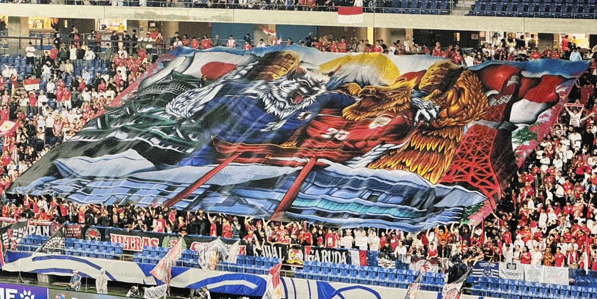インドネシアサポ－ター、日本の名所を描いた巨大フラッグでスタジアム