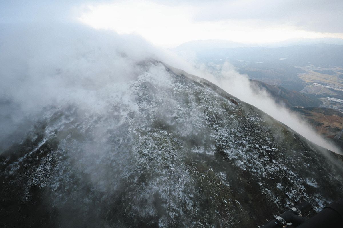 平年より11日遅い冬の訪れ 滋賀・岐阜県境の伊吹山で初冠雪：中日新聞Web