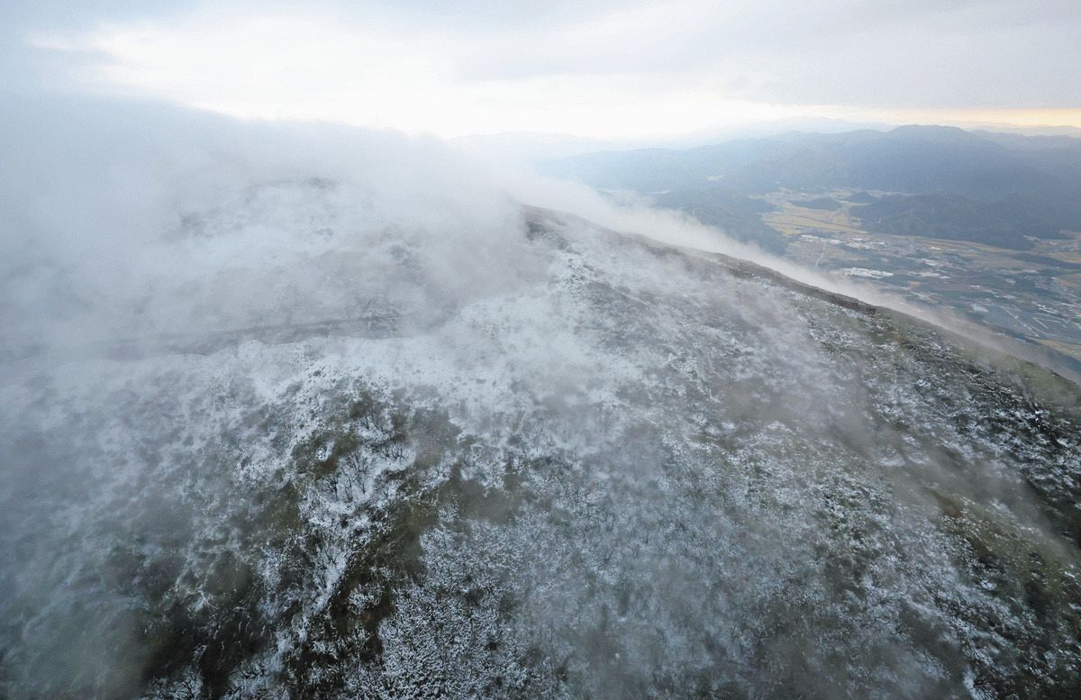 平年より11日遅い冬の訪れ 滋賀・岐阜県境の伊吹山で初冠雪：中日新聞Web