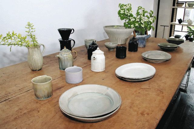 表情豊かな皿や花入れなど並ぶ 東近江で陶芸家師弟が2人展：中日新聞Web