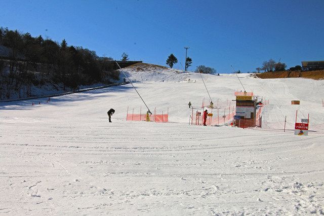 銀世界お待たせ 茶臼山高原スキー場、一部オープン：中日新聞Web