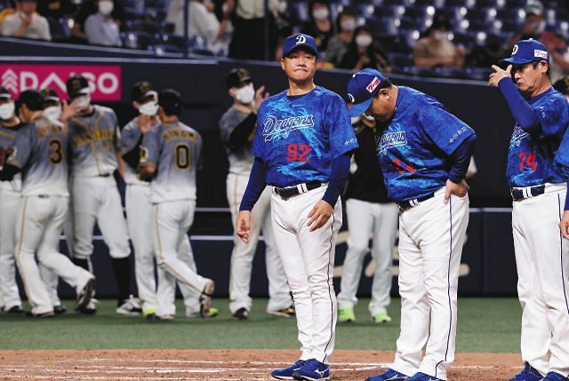 厳しい表情であいさつに臨む与田監督（中央）ら
