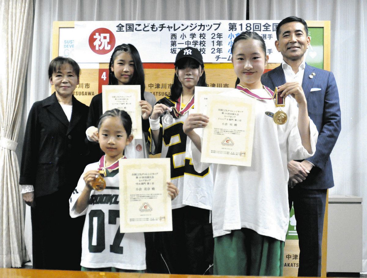 姉妹で1位となった（前列左から）小倉花奈さんと咲さん。後列は左から荻野さん、岩沢さん、小林さん、小栗市長＝中津川市役所で
