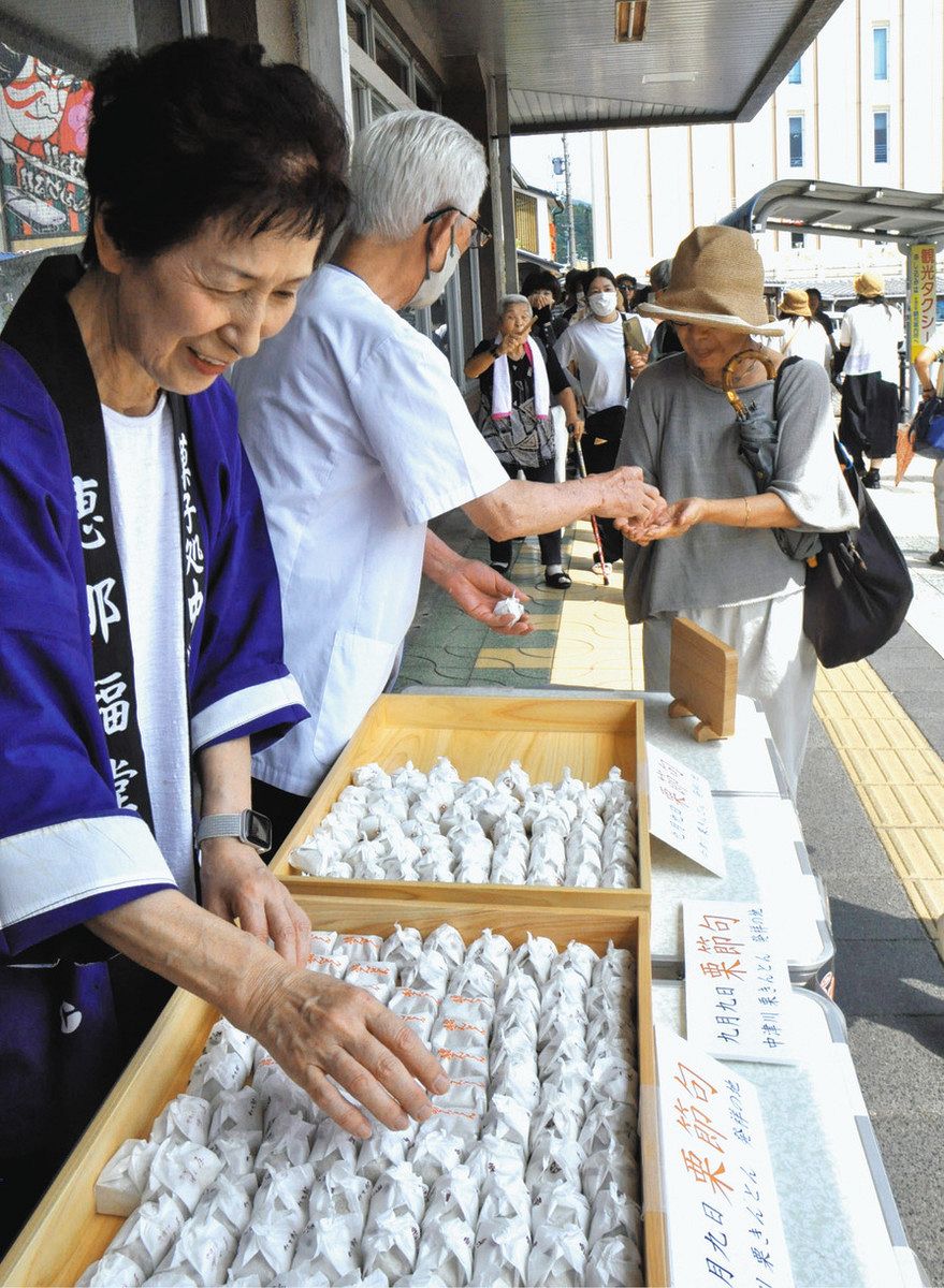 栗きんとん無料配布に行列 中津川「発祥の地」碑前で：中日新聞Web
