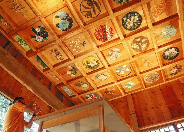 花や草木、色鮮やかに 高山の飛騨の里・匠神社、天井絵公開：中日新聞Web
