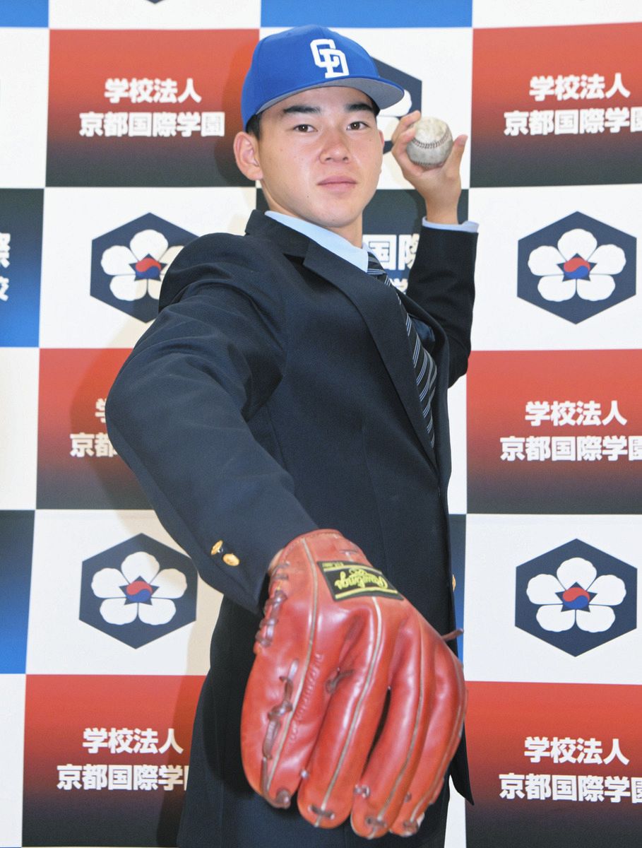 中日に５位指名され、ポーズを決める京都国際高の西田
