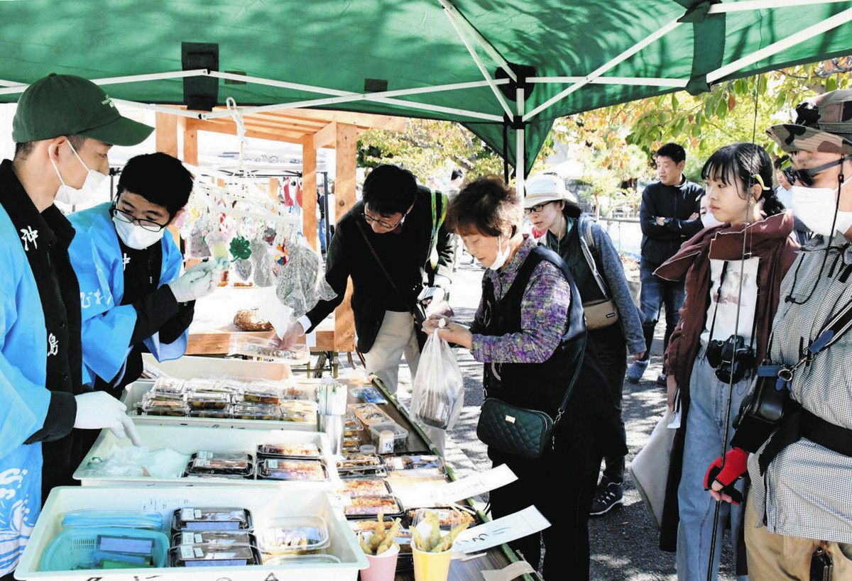 湖魚料をはじめ地元素材の料理が並ぶ 近江八幡・沖島でマルシェ：中日