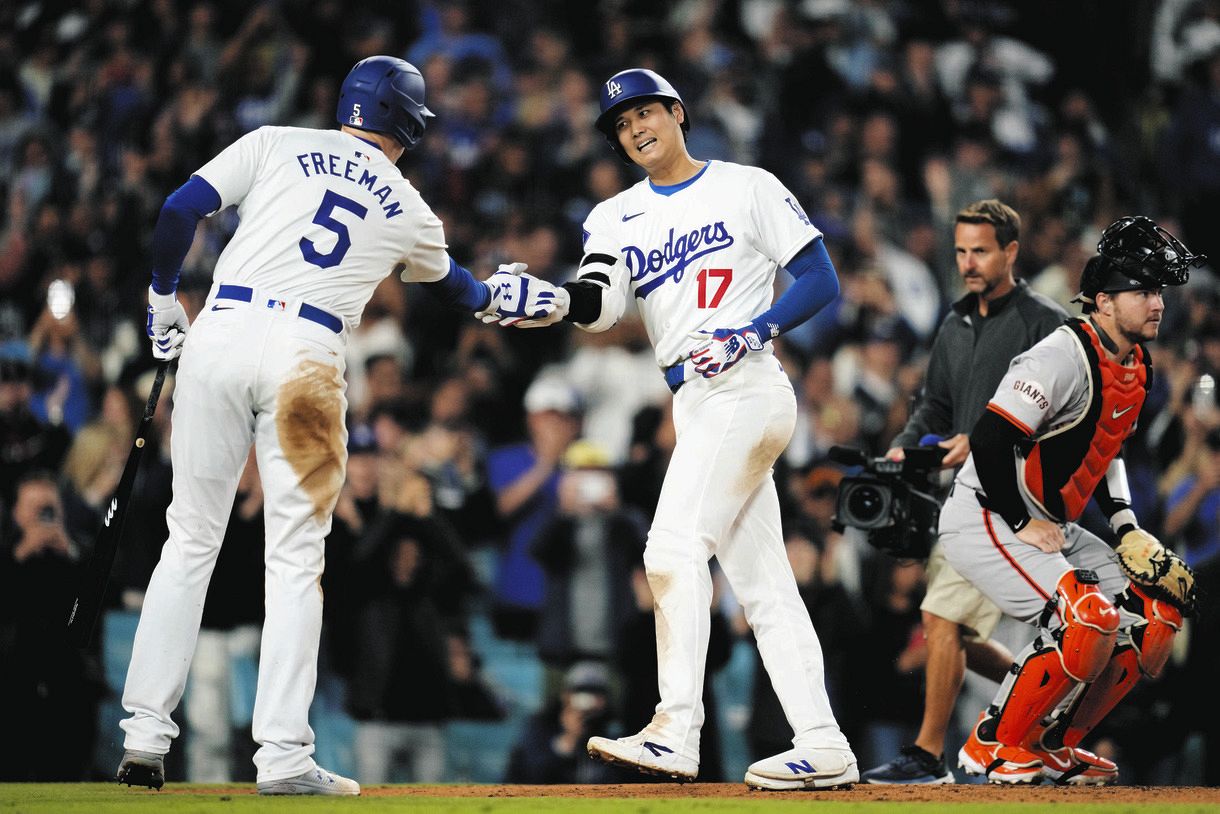 ◇多すぎでしょ…大谷翔平1号に「ヒマワリの種」歓喜のシャワー【写真