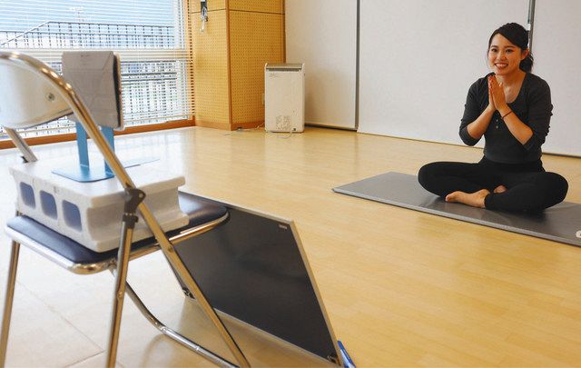 ヨガの動画を撮影する西村さん＝紀北町の紀北健康センターで 