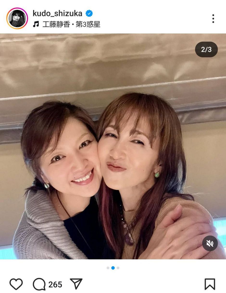 ◇57歳・飯島直子と54歳・工藤静香、奇跡の“頬すりすり”【写真】：中日