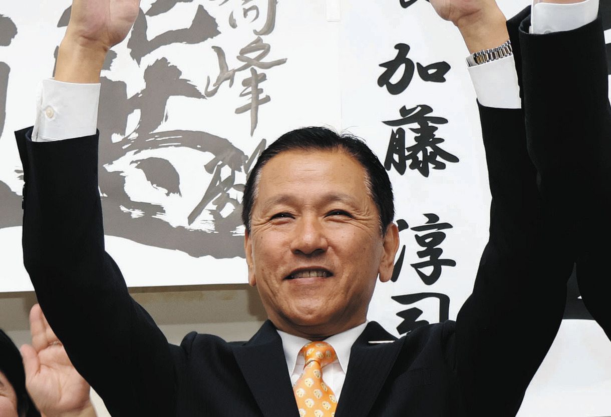 支援者を前に笑顔でバンザイする小坂氏